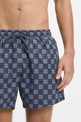 Ba&ntilde;ador tipo shorts de secado r&aacute;pido con estampado de cuadros con logo apilado, Azul oscuro