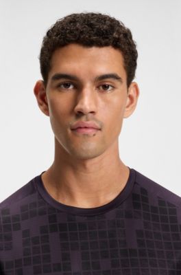 Camiseta slim fit deportiva en malla el&aacute;stica estampada, Lila