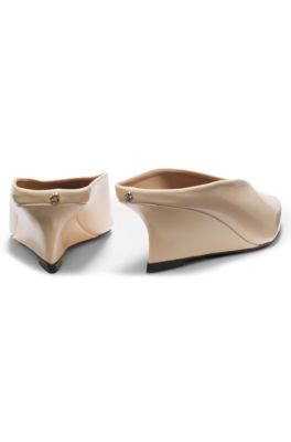 Mules de piel con tac&oacute;n de cu&ntilde;a, Blanco