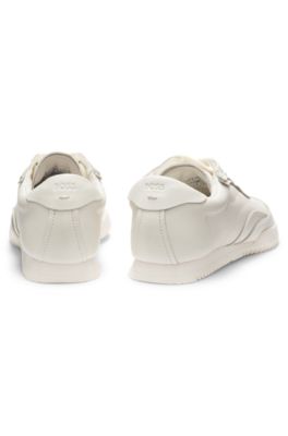 Baskets en cuir avec logo emboss&eacute;, Blanc