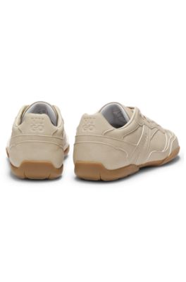 Deportivas de piel sint&eacute;tica con logos apilados, Beige claro
