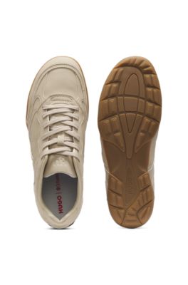 Deportivas de piel sint&eacute;tica con logos apilados, Beige claro
