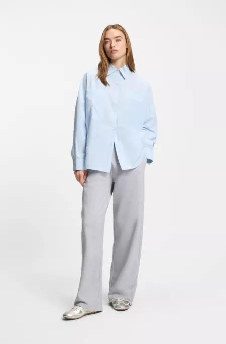 Comfort-insole trainers with silver-tone uppers