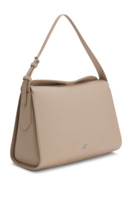 Bolso bandolera de piel sint&eacute;tica con logo apilado, Marr&oacute;n claro