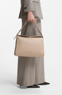 Bolso bandolera de piel sint&eacute;tica con logo apilado, Marr&oacute;n claro