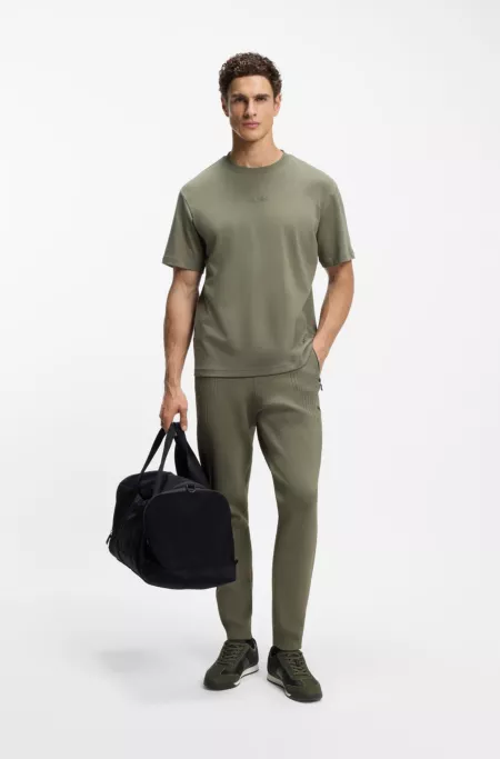 Low-top trainers with structured trims