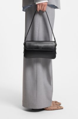 Bolso bandolera de piel sint&eacute;tica con letras de logo, Negro