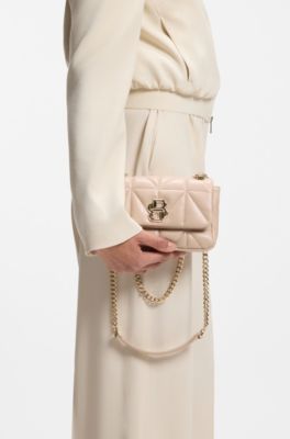 Petit sac &agrave; bandouli&egrave;re matelass&eacute; avec monogramme Double B, Rouge clair