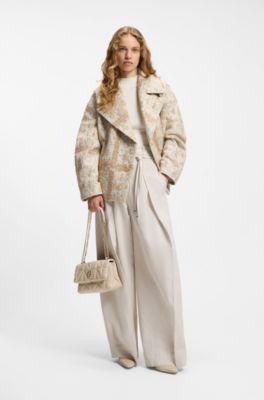 Bolso bandolera guateado con monograma Double&nbsp;B, Beige claro