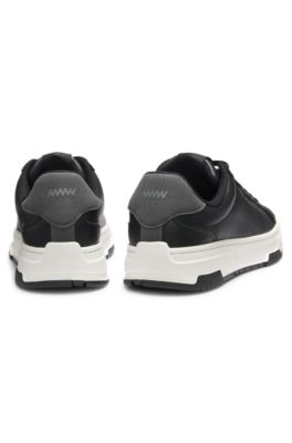 Deportivas de piel sint&eacute;tica con detalles de zigzag, Negro