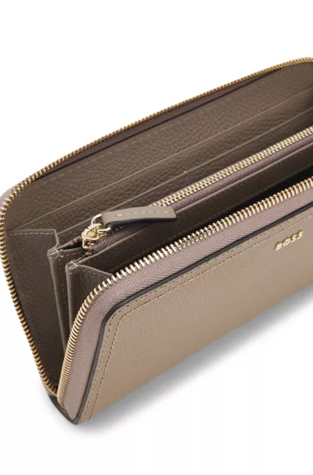 Zippered wallet in grained leather with metallic logo lettering
