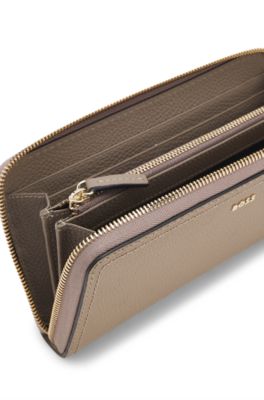 Zippered wallet in grained leather with metallic logo lettering, Brown