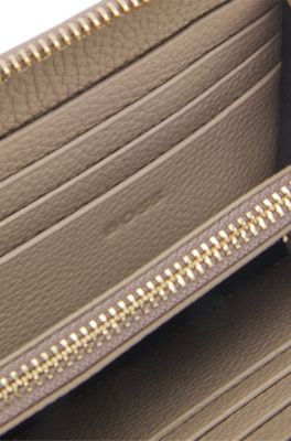 Zippered wallet in grained leather with metallic logo lettering, Brown