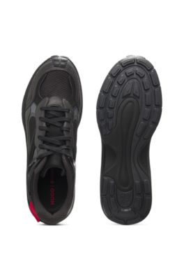 Deportivas con aler&oacute;n en el tal&oacute;n y detalles de ante sint&eacute;tico, Negro