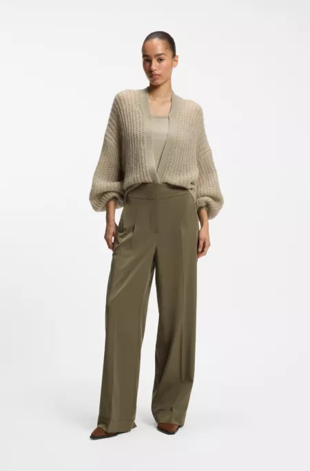 Straight-fit pants with pleat front