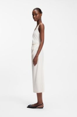 Vestido de cuello rectangular con cintur&oacute;n de cadena dorado, Blanco