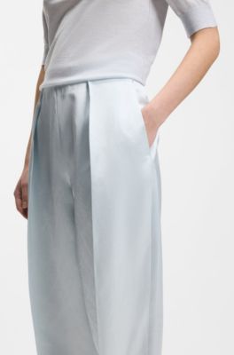 Pantalon coupe d&eacute;contract&eacute;e en satin avec plis sur le devant, bleu clair