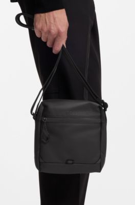 Sac reporter en similicuir avec d&eacute;tails r&eacute;fl&eacute;chissants, Noir