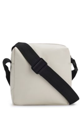 Bolso mensajero de piel sint&eacute;tica con detalles reflectantes, Beige claro