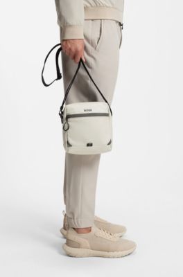 Sac reporter en similicuir avec d&eacute;tails r&eacute;fl&eacute;chissants, Beige clair