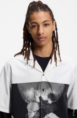 Chemise coupe d&eacute;contract&eacute;e HUGO x Jujutsu Kaisen avec imprim&eacute; de personnage, Blanc