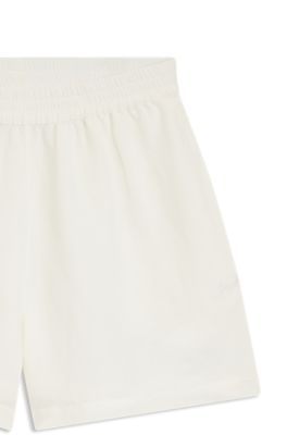 Short coupe d&eacute;contract&eacute;e avec logo brod&eacute;, Blanc