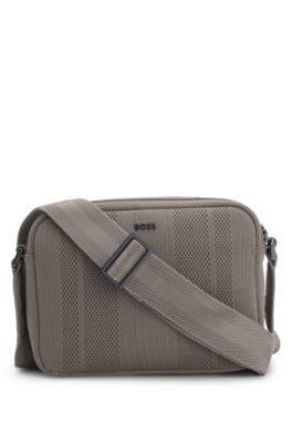Bolso cruzado BOSS x ASTON MARTIN de punto con ribetes de ante, Gris claro