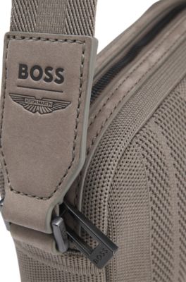 Bolso cruzado BOSS x ASTON MARTIN de punto con ribetes de ante, Gris claro