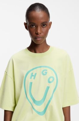 Camiseta de punto de algod&oacute;n con estampado de logo Happy HUGO con efecto fundido, Verde