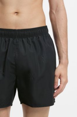 Ba&ntilde;ador tipo shorts con logos apilados por toda la prenda, Negro