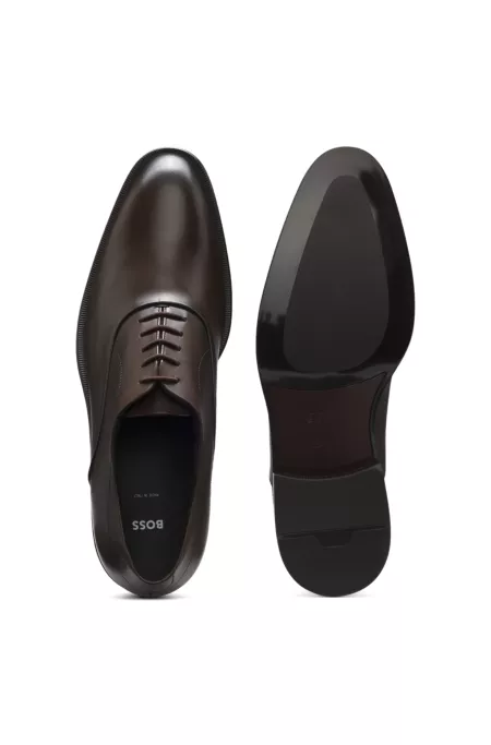 Leather Oxford shoes with perforated details