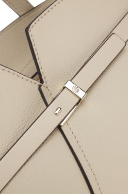 Bolso tote peque&ntilde;o de piel BOSS Revers con detalle de cintur&oacute;n, Beige claro