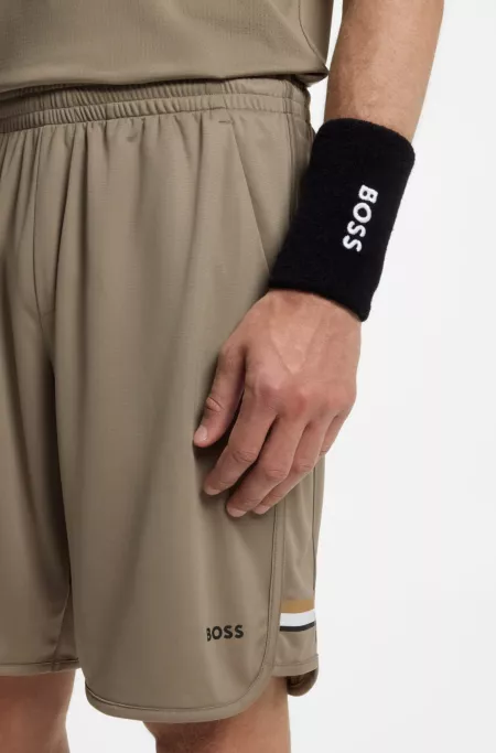 Active Stretch-fabric shorts with mesh pocket bags