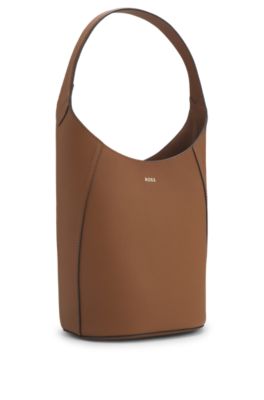 Bolso bucket de piel con letras de logo met&aacute;licas, Marr&oacute;n