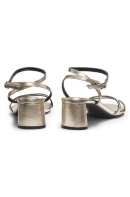 Sandalias de piel metalizada con tac&oacute;n en bloque, Oro