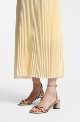 Sandalias de piel metalizada con tac&oacute;n en bloque, Oro