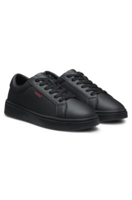 Deportivas de piel sint&eacute;tica con logo en contraste, Negro