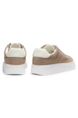 Deportivas de ante con logos apilados, Marr&oacute;n claro