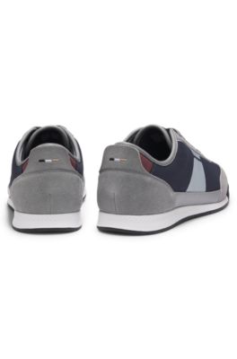 Deportivas de varios materiales con suela estriada, Gris claro