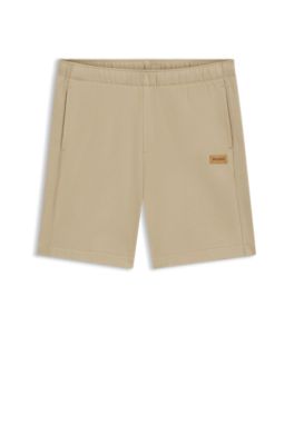Shorts regular fit de algod&oacute;n con insignia de logo de ante, Beige