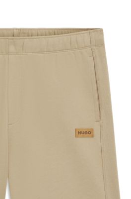 Shorts regular fit de algod&oacute;n con insignia de logo de ante, Beige