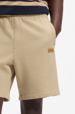 Shorts regular fit de algod&oacute;n con insignia de logo de ante, Beige
