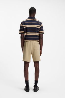 Shorts regular fit de algod&oacute;n con insignia de logo de ante, Beige