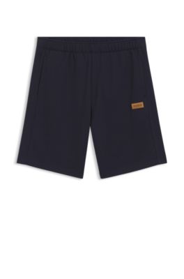 Short Regular en coton avec badge logo en cuir su&eacute;d&eacute;, Bleu fonc&eacute;