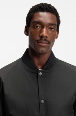 Chaqueta repelente al agua con monogramas estampados en las mangas, Negro