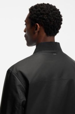 Chaqueta repelente al agua con monogramas estampados en las mangas, Negro