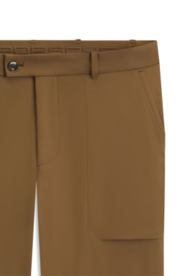 Porsche x BOSS pantalones regular fit de tejido el&aacute;stico, Marr&oacute;n
