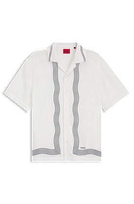 Camisa oversize fit estampada con cuello cubano