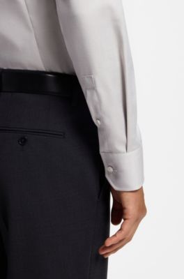Camisa slim fit de sarga de algod&oacute;n que no se arruga, Caqui
