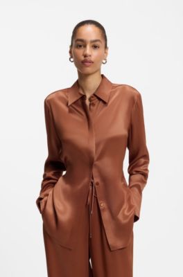 Blusa regular fit en tejido suave y brillante, Marr&oacute;n